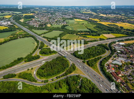 Autobahn A1 und A45 Autobahn Sauerlandlinie, Autobahnkreuz Westhofen mit Blick auf Schwerte, Schwerte, Ruhrgebiet, Stockfoto