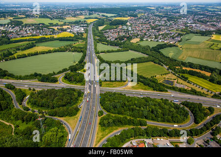 Autobahn A1 und A45 Autobahn Sauerlandlinie, Autobahnkreuz Westhofen mit Blick auf Schwerte, Schwerte, Ruhrgebiet Stockfoto