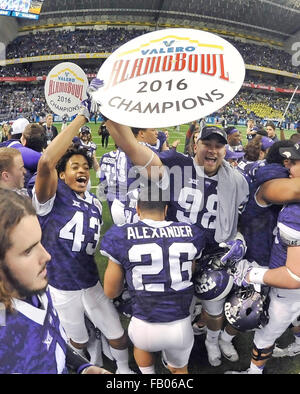 Überstunden. 2. Januar 2016. TCU defensive Tackle Casey McDermott Vai (98) hält ein Alamo Bowl Champions Zeichen nach einem NCAA College-Football-Spiel in der Valero Alamo Bowl zwischen der TCU Horned Frogs und Oregon Ducks an der Alamodome in San Antonio, Texas. TCU gewann 47-41 in der Overtime. Austin McAfee/CSM/Alamy Live-Nachrichten Stockfoto