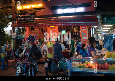 Khaosan Road oder Khao San Road ist eine kurze Straße in Zentral-Bangkok, Thailand. Es ist im Bereich Banglamphu (Phra Nakhon distr Stockfoto