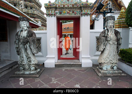 Buddhistischer Mönch im Tempel Wat Pho, Bangkok, Thailand. Wat Pho (Tempel des liegenden Buddha) ist, Wat Phra Chetuphon Stockfoto