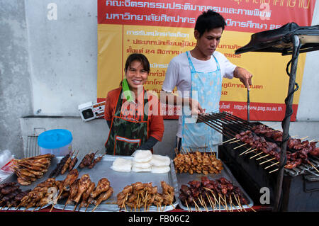 Barbecue Schweinefleisch und Würstchen für den Verkauf vor dem Grand Palace in Bangkok, Thailand. Fertig gegrillte Thai Paprikawürste am Spieß Bangkok Thailand Stockfoto