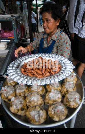 Frau verkaufen Pring rollt. Bangkoks Chinatown, Thailand. Markt Stall und Street Essen in Chinatown Bangkok, Thai vorbereitet Stockfoto