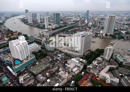 Panorama aufgrund und Landschaft von Bangkok aus Scirocco auf dem Dach. Thailand. Asien, Bangkok, Hauptstadt, Centara Grand, Chao Praya River, Stockfoto