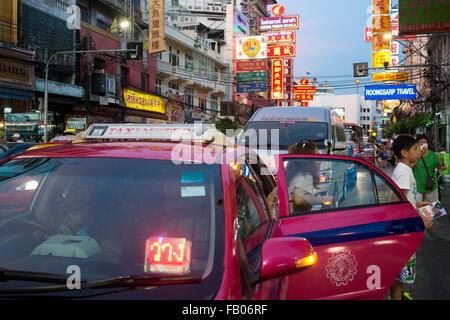 Taxis auf der Straße. Blick auf Thanon Yaowarat Straße bei Nacht in Zentralthailand Chinatown-Viertel von Bangkok. Yaowarat und Pha Stockfoto