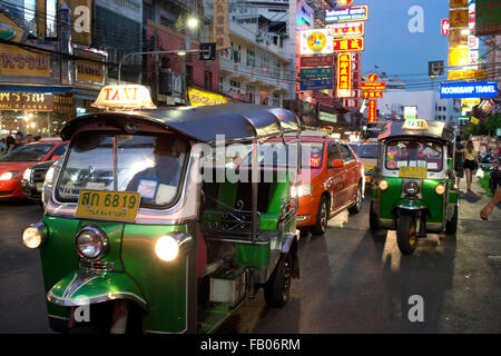 Tuk Tuks Taxi auf der Straße. Blick auf Thanon Yaowarat Straße bei Nacht in Zentralthailand Chinatown-Viertel von Bangkok. Yaowarat Stockfoto