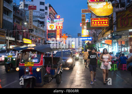 Tuk Tuks Taxi auf der Straße. Blick auf Thanon Yaowarat Straße bei Nacht in Zentralthailand Chinatown-Viertel von Bangkok. Yaowarat Stockfoto