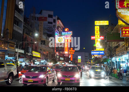 Taxis auf der Straße. Blick auf Thanon Yaowarat Straße bei Nacht in Zentralthailand Chinatown-Viertel von Bangkok. Yaowarat und Pha Stockfoto