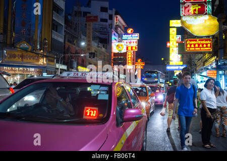 Taxis auf der Straße. Blick auf Thanon Yaowarat Straße bei Nacht in Zentralthailand Chinatown-Viertel von Bangkok. Yaowarat und Pha Stockfoto