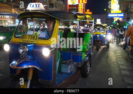 Tuk-Tuk-Taxi auf der Straße. Blick auf Thanon Yaowarat Straße bei Nacht in Zentralthailand Chinatown-Viertel von Bangkok. Yaowarat Stockfoto