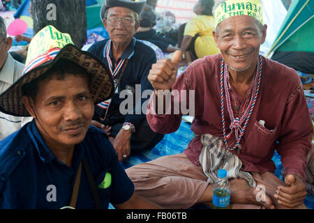 Demonstration in Bangkok. Beschädigte Regierung muss enden. Demonstranten versammeln sich im Einkaufszentrum in der Nähe von Bangkok Ratchaprasong Kreuzung. Stockfoto