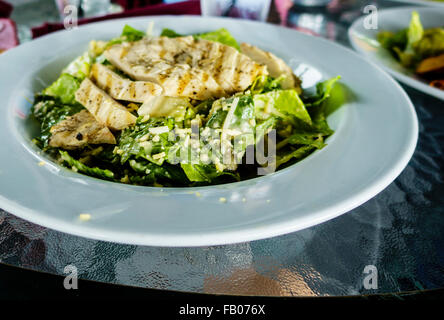 Lachsscheiben serviert auf einem Bett von Salat mit geriebenem Käse, auf einem weißen Teller. St. Croix, amerikanische. Jungfern-Inseln. Stockfoto