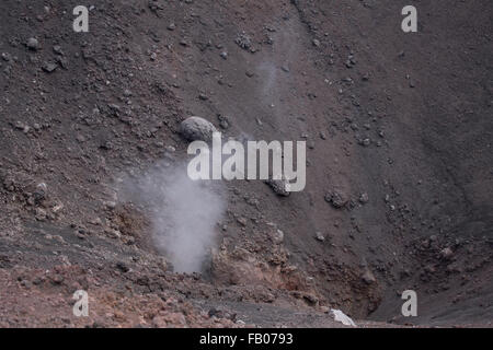 Rauch, die sich aus der Lava des Ätna Stockfoto