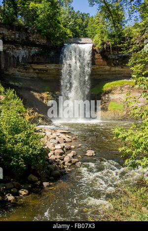 In einem Stadtpark in Minneapolis fließt Minnehana fällt im Sommer Stockfoto