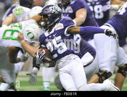 Überstunden. 2. Januar 2016. TCU Empfänger KaVontae Turpin (25) verkehrt Upfield während der ersten Hälfte der NCAA College-Football-Spiel in der Valero Alamo Bowl zwischen dem TCU Horned Frogs und Oregon Ducks an der Alamodome in San Antonio, Texas. TCU gewann 47-41 in der Overtime. Austin McAfee/CSM/Alamy Live-Nachrichten Stockfoto