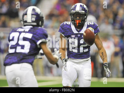 Überstunden. 2. Januar 2016. TCU Runningback Aaron Green (22) wirft dem Ball an Empfänger KaVontae Turpin (25) im ersten Halbjahr eine NCAA College-Football-Spiel in der Valero Alamo Bowl zwischen der TCU Horned Frogs und Oregon Ducks an der Alamodome in San Antonio, Texas. TCU gewann 47-41 in der Overtime. Austin McAfee/CSM/Alamy Live-Nachrichten Stockfoto