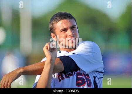 High School Spieler dehnen und Aufwärmen vor dem Start eines Staates Endspiel baseball spiel. USA. Stockfoto