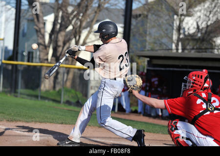 High School Teig, festen Kontakt während der regulären Saison Konferenz baseball spiel. USA. Stockfoto