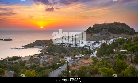 Sonnenaufgangszeit Lindos und Akropolis, Rhodos, griechische Dodekanes Insel Stockfoto