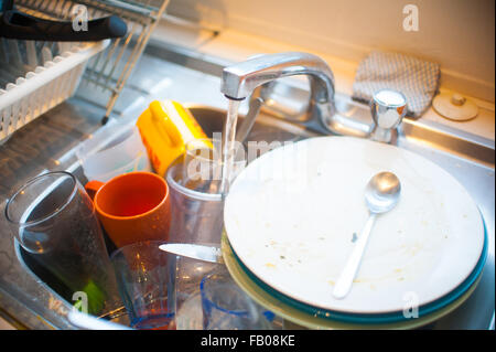 Schmutziges Geschirr in der Spüle. Stockfoto