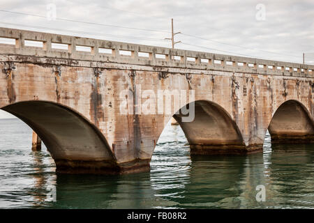 Bögen von alten East Coast Railway steinerne Brücke verbindet Florida Keys, Vereinigte Staaten von Amerika. Stockfoto