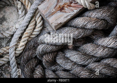 Haufen von alten verwitterten nautischen Seile auf Dock, Nahaufnahme.  Hafen von Key West, Florida. Stockfoto