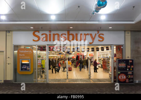 Shopper am 30. Dezember im Sainsbury's Supermarkt im Stadtzentrum von Basingstoke, um sich auf die Silvesterfeierlichkeiten in Großbritannien vorzubereiten Stockfoto