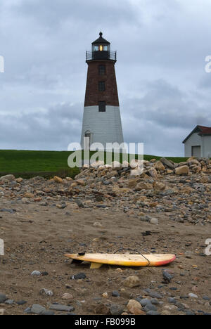 Rescue Surfboard am Strand in der Nähe von Point Judith Leuchtturm als Sturm Ansätze in Rhode Island gelegt. Stockfoto