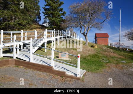 Owls Head Light, gegründet 1825, am Eingang des Rockland Hafen in die Stadt Eulen Kopf, Maine. Stockfoto