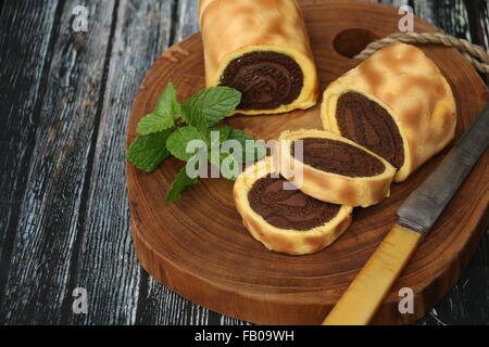 Mini-Kuchen mit Schokoladenaroma innen gerollt geschichtet mit Vanille-Aroma Schwamm. Stockfoto