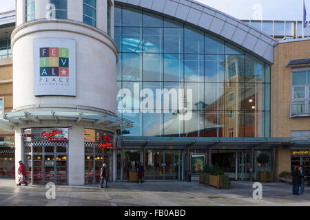 Der östliche Eingang zum Festival Place Einkaufszentrum, vom Festival Square aus gesehen, mit seinem Logo und einer modernen Fassade, Basingstoke, Hampshire, Großbritannien Stockfoto