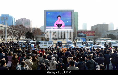 Pyongyang. 6. Januar 2016. Foto zur Verfügung gestellt von Korean Central News Agency (KCNA) am 6. Januar 2016 zeigt Bürger sammeln vor einer großen Leinwand am Bahnhof Pjöngjang News-Bericht auf die Arbeit an der Wasserstoffbombe Test in Pjöngjang, der Hauptstadt der Demokratischen Volksrepublik Korea (DVRK) folgen. Die DVRK Mittwoch angekündigt, dass es seine erste Wasserstoffbombe Test erfolgreich durchgeführt hat. Bildnachweis: KCNA/Xinhua/Alamy Live-Nachrichten Stockfoto