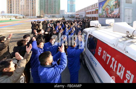 Pyongyang. 6. Januar 2016. Foto zur Verfügung gestellt von Korean Central News Agency (KCNA) am 6. Januar 2016 zeigt Bürger feiern Wasserstoffbombe Test in Pjöngjang, der Hauptstadt der Demokratischen Volksrepublik Korea (DVRK). Die DVRK Mittwoch angekündigt, dass es seine erste Wasserstoffbombe Test erfolgreich durchgeführt hat. Bildnachweis: KCNA/Xinhua/Alamy Live-Nachrichten Stockfoto