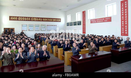 Pyongyang. 6. Januar 2016. Foto zur Verfügung gestellt von Korean Central News Agency (KCNA) am 6. Januar 2016 zeigt Bürger feiern Wasserstoffbombe Test in Pjöngjang, der Hauptstadt der Demokratischen Volksrepublik Korea (DVRK). Die DVRK Mittwoch angekündigt, dass es seine erste Wasserstoffbombe Test erfolgreich durchgeführt hat. Bildnachweis: KCNA/Xinhua/Alamy Live-Nachrichten Stockfoto