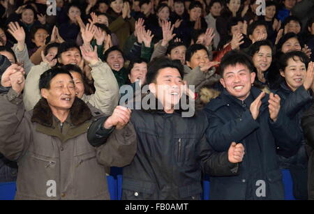 Pyongyang. 6. Januar 2016. Foto zur Verfügung gestellt von Korean Central News Agency (KCNA) am 6. Januar 2016 zeigt Bürger feiern Wasserstoffbombe Test in Pjöngjang, der Hauptstadt der Demokratischen Volksrepublik Korea (DVRK). Die DVRK Mittwoch angekündigt, dass es seine erste Wasserstoffbombe Test erfolgreich durchgeführt hat. Bildnachweis: KCNA/Xinhua/Alamy Live-Nachrichten Stockfoto