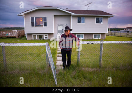 Elder der Siksika (Blackfoot) First Nation, Chef Tom Kran tragen, zu Hause auf die Siksika Nation-Reserve in der Nähe von Calgary. Stockfoto