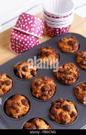 Chocolate Chip Muffins im Backblech mit Kuchenschale frisch gebacken Stockfoto