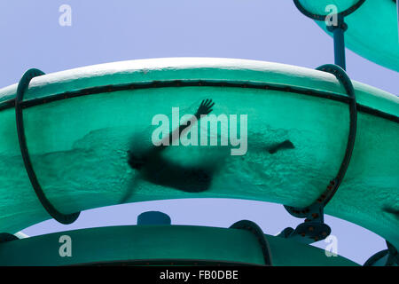 Adelaide, Australien. 7. Januar 2016. Menschliche Silhouetten in verschiedenen Verrenkungen wie Menschen eine Riesen-Wasserrutsche in Glenelg Adelaide an einem warmen Sommertag Credit gehen: Amer Ghazzal/Alamy Live-Nachrichten Stockfoto