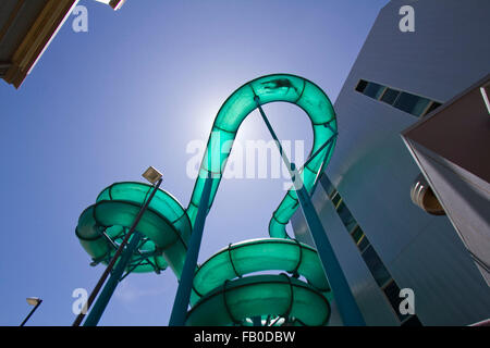 Adelaide, Australien. 7. Januar 2016. Menschliche Silhouetten in verschiedenen Verrenkungen wie Menschen eine Riesen-Wasserrutsche in Glenelg Adelaide an einem warmen Sommertag Credit gehen: Amer Ghazzal/Alamy Live-Nachrichten Stockfoto