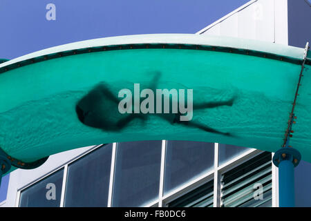 Adelaide, Australien. 7. Januar 2016. Menschliche Silhouetten in verschiedenen Verrenkungen wie Menschen eine Riesen-Wasserrutsche in Glenelg Adelaide an einem warmen Sommertag Credit gehen: Amer Ghazzal/Alamy Live-Nachrichten Stockfoto