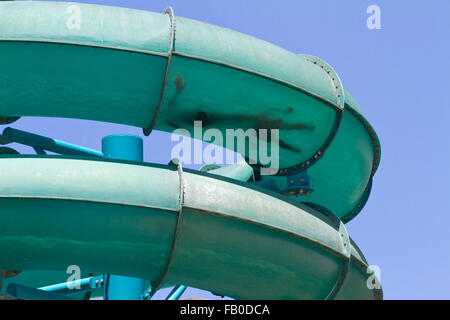 Adelaide, Australien. 7. Januar 2016. Menschliche Silhouetten in verschiedenen Verrenkungen wie Menschen eine Riesen-Wasserrutsche in Glenelg Adelaide an einem warmen Sommertag Credit gehen: Amer Ghazzal/Alamy Live-Nachrichten Stockfoto