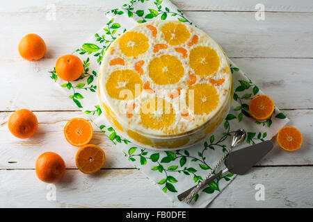 Kalt weiss Gelee Fruchttorte, Mousse Schlagsahne Sahne Joghurt Joghurt Soufflés Torte mit Orange und Mandarine. Hausgemachte Obst gel Stockfoto