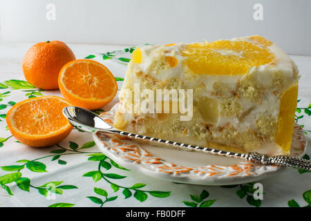 Leckere weiße Gelee Früchte Tarte Slice, Mousse Schlagsahne Sahne Joghurt Joghurt Soufflés Torte mit Orange und Mandarine. Homemad Stockfoto