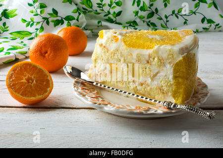 Scheibe Fruchttorte köstlichen kalten weißen Gelee, Mousse, Schlagsahne Sahne Joghurt Joghurt Soufflés Torte mit Orange und Mandarine. Stockfoto