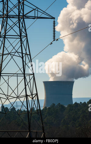 Arkansas Nuclear One, Arkansas einziges Kernkraftwerk, jenseits eines Hochspannungsturms in Russellville. (USA) Stockfoto