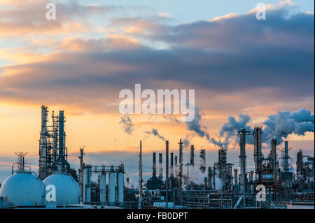 Valero Memphis Raffinerie vor einem dramatischen Sonnenuntergang Himmel in Memphis, Tennessee, USA. Stockfoto