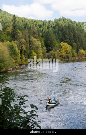 Fliegenfischer Angeln auf einem Boot in McKenzie River in der Nähe der Goodpasture-Brücke in Vida, Oregon. Stockfoto