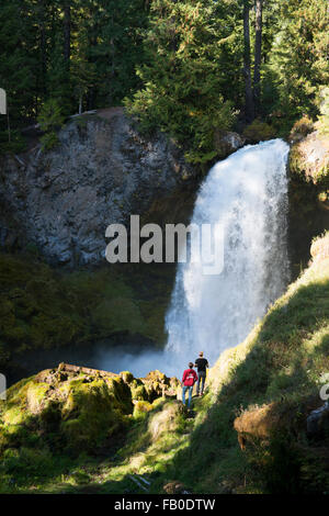 Zwei junge Männer wandern zum Sahalie Wasserfall, eine beliebte befindet sich weg von den McKenzie River Highway im Linn County, Oregon anzeigen Stockfoto