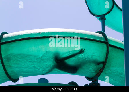 Adelaide, Australien. 7. Januar 2016. Menschliche Silhouetten in verschiedenen Verrenkungen wie Menschen eine Riesen-Wasserrutsche in Glenelg Adelaide an einem warmen Sommertag Credit gehen: Amer Ghazzal/Alamy Live-Nachrichten Stockfoto