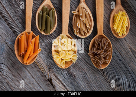 Eine Reihe von rohen Nudeln auf einem Holztisch. Studioaufnahme Stockfoto